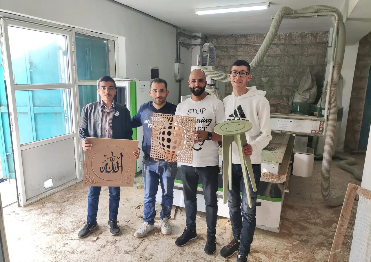 طلاب أمام ماكينة CNC