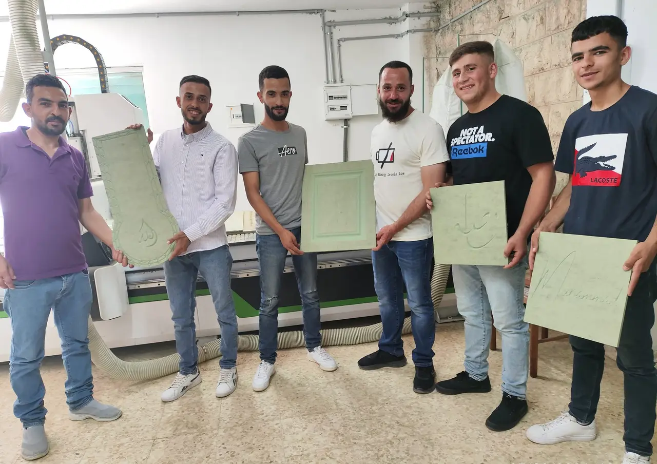 طلاب يحملون قطعاً حفروها