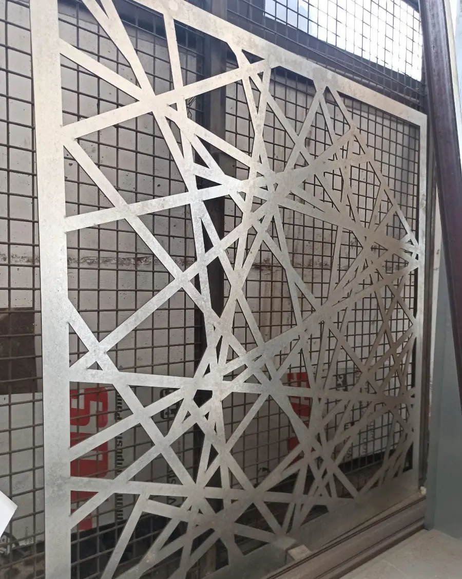 ساتر بنقشة هندسية مفرّغة