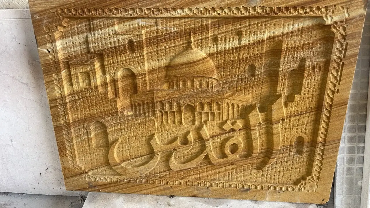 تفاصيل حفر لوحة القدس على الحجر البني